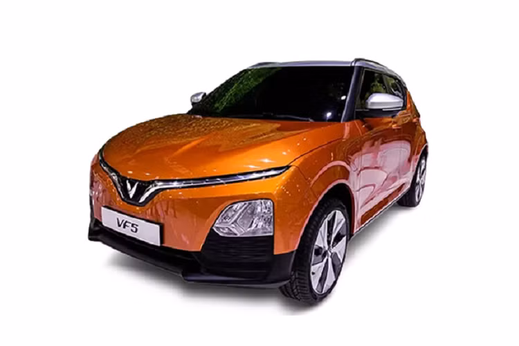 "Trái tim" của VinFast VF5 Plus là mô-tơ điện có công suất tối đa 100 kW (khoảng 134 mã lực) và mô-men xoắn cực đại 135 Nm. Mô-tơ điện kết hợp cùng cụm pin Ternary lithium với dung lượng khả dụng 37,23 kWh, cho phép xe chạy hơn 300 km sau khi sạc đầy pin theo chu trình thử nghiệm NEDC.