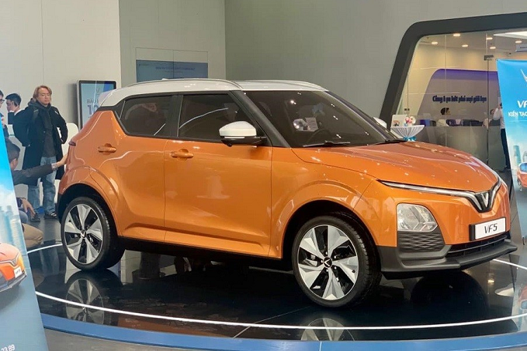 Theo thông tin do VinFast công bố vào hôm 3/12/2022 vừa qua, thời gian nhận cọc dành cho khách hàng tiên phong là từ ngày 10/12/2022 đến 10/1/2023. Khách hàng Việt Nam có thể đặt cọc cam kết 20 triệu đồng hoặc 10 triệu đồng để mua xe điện VinFast VF5 Plus.