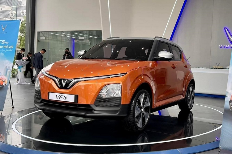 Trong triển lãm hàng điện tử tiêu dùng CES 2022 diễn ra vào tháng 1 đầu năm nay, hãng VinFast đã lần đầu tiên mang mẫu ô tô điện VF5 đến giới thiệu. Sau gần 1 năm, VinFast VF5 Plus 2023 mới được trưng bày tại Việt Nam. Điều này không có gì lạ vì chỉ còn vài ngày nữa, hãng VinFast sẽ bắt đầu mở cọc dành cho mẫu ôtô điện này tại Việt Nam.