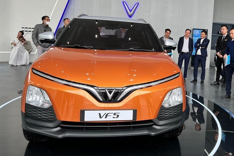 Tại thị trường Việt Nam, VinFast VF5 Plus có giá không kèm pin là 458 triệu đồng (đã bao gồm VAT). Nếu mua kèm cả pin, khách hàng Việt cần chi số tiền 538 triệu đồng. Như vậy, bộ pin của mẫu ôtô điện này có giá chỉ 80 triệu đồng. Mức giá lăn bánh VinFast VF5 Plus là 484 triệu đồng nếu thuê pin và 564 triệu đồng nếu kèm cả pin.