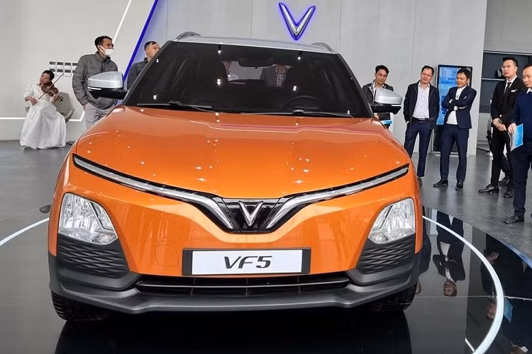 Tại thị trường Việt Nam, VinFast VF5 Plus có giá không kèm pin là 458 triệu đồng (đã bao gồm VAT). Nếu mua kèm cả pin, khách hàng Việt cần chi số tiền 538 triệu đồng. Như vậy, bộ pin của mẫu ôtô điện này có giá chỉ 80 triệu đồng. Mức giá lăn bánh VinFast VF5 Plus là 484 triệu đồng nếu thuê pin và 564 triệu đồng nếu kèm cả pin.