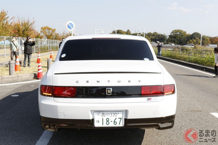 Sự xuất hiện của "sếp tổng" Toyota tại khu vực dịch vụ đã gây không ít bất ngờ cho những người có mặt. Chiếc Toyota Century GRMN cũng lập tức thu hút sự chú ý. Chiếc Toyota Century GRMN màu trắng này đeo biển số "Shinagawa 300 Yu 18-67", lấy cảm hứng từ năm sinh của ông Sakichi - nhà sáng lập hãng Toyota.