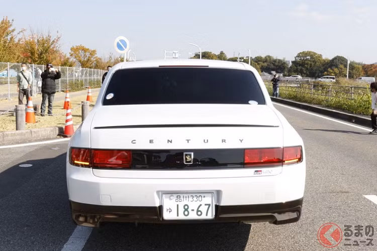 Sự xuất hiện của "sếp tổng" Toyota tại khu vực dịch vụ đã gây không ít bất ngờ cho những người có mặt. Chiếc Toyota Century GRMN cũng lập tức thu hút sự chú ý. Chiếc Toyota Century GRMN màu trắng này đeo biển số "Shinagawa 300 Yu 18-67", lấy cảm hứng từ năm sinh của ông Sakichi - nhà sáng lập hãng Toyota.