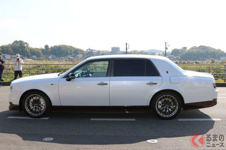 Tại thị trường Nhật Bản, Toyota Century vốn được mệnh danh là "Rolls-Royce của Nhật Bản". Cách đây không lâu, tại Nhật Bản đã xuất hiện tin đồn về việc hãng Toyota phát triển SUV siêu sang mang tên Century để cạnh tranh với Rolls-Royce Cullinan. Theo tin đồn, SUV siêu sang mới của Toyota sẽ không phải là một phiên bản của dòng Century dù sở hữu chung tên gọi.