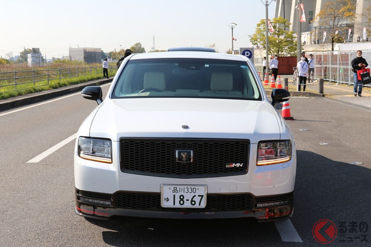 Vị CEO này đã xuất hiện trong khu vực dịch vụ của đội đua Toyota cùng chiếc Century GRMN màu trắng của mình trong ngày thứ 2 diễn ra chặng đua. Được biết, chặng đua Rally Japan diễn ra tại hai tỉnh Aichi và Gifu của Nhật Bản trong 4 ngày, từ 10 - 13/11/2022. Trong ngày đầu tiên diễn ra, tay đua Sebastien Ogier của đội Toyota Gazoo Racing World Rally Team đã lập kỷ lục về thời gian với chiếc GR Yaris Rally1 Hybrid.