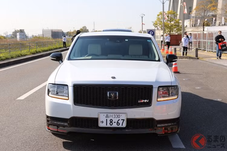 Vị CEO này đã xuất hiện trong khu vực dịch vụ của đội đua Toyota cùng chiếc Century GRMN màu trắng của mình trong ngày thứ 2 diễn ra chặng đua. Được biết, chặng đua Rally Japan diễn ra tại hai tỉnh Aichi và Gifu của Nhật Bản trong 4 ngày, từ 10 - 13/11/2022. Trong ngày đầu tiên diễn ra, tay đua Sebastien Ogier của đội Toyota Gazoo Racing World Rally Team đã lập kỷ lục về thời gian với chiếc GR Yaris Rally1 Hybrid.