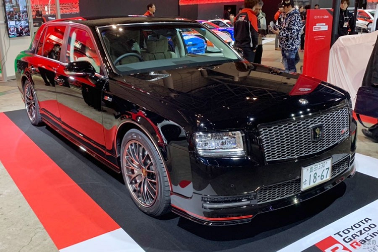 Toyota Century GRMN hạng sang được cho là sở hữu chiều dài lên đến 5.335 mm. Trên xe còn có những điểm nhấn màu đỏ tương phản, bộ vành đa chấu màu xám nòng súng ấn tượng và cánh gió nhỏ trên nắp cốp sau. Có vẻ như Century GRMN chỉ là xe được chế tạo theo yêu cầu của CEO hãng Toyota. Trong suốt 3 năm qua, hãng Toyota chưa từng chế tạo thêm bất kỳ chiếc Century GRMN nào.