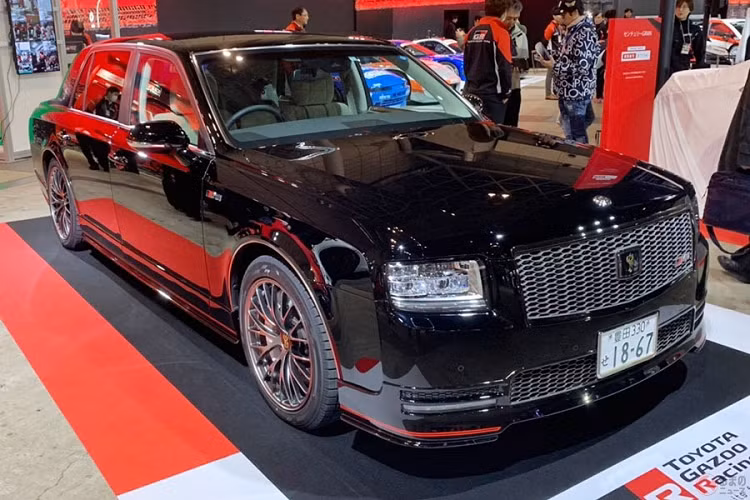 Toyota Century GRMN hạng sang được cho là sở hữu chiều dài lên đến 5.335 mm. Trên xe còn có những điểm nhấn màu đỏ tương phản, bộ vành đa chấu màu xám nòng súng ấn tượng và cánh gió nhỏ trên nắp cốp sau. Có vẻ như Century GRMN chỉ là xe được chế tạo theo yêu cầu của CEO hãng Toyota. Trong suốt 3 năm qua, hãng Toyota chưa từng chế tạo thêm bất kỳ chiếc Century GRMN nào.