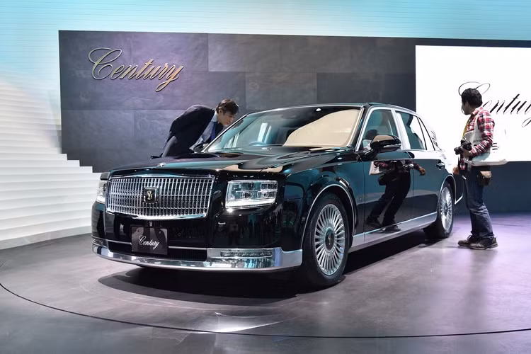 Giới báo chí Nhật Bản cho biết, mẫu xe siêu sang Toyota Century SUV sẽ không chỉ nhắm đến thị trường nội địa. Thay vào đó, mẫu SUV này sẽ được bán ở thị trường toàn cầu và bắt đầu đi vào sản xuất tại nhà máy ở tỉnh Aichi, Nhật Bản, vào năm 2023. Tuy nhiên, xe sẽ được sản xuất với số lượng giới hạn, chỉ 1.000 chiếc/năm.