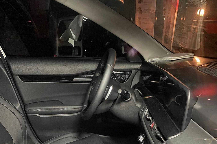 Thay đổi đáng giá nhất của Seltos 2023 chính là nội thất. Theo đó, Kia Seltos 2023 đã được nâng cấp cụm màn hình hỗ trợ lái kỹ thuật số. Cụm màn hình hỗ trợ lái này nối liền với màn hình giải trí trung tâm như xe sang. Theo tìm hiểu, đây là cặp màn hình kích thước 12,3 inch. Có thể nói, nội thất của Seltos 2023 trông sang trọng và tiện nghi hơn.