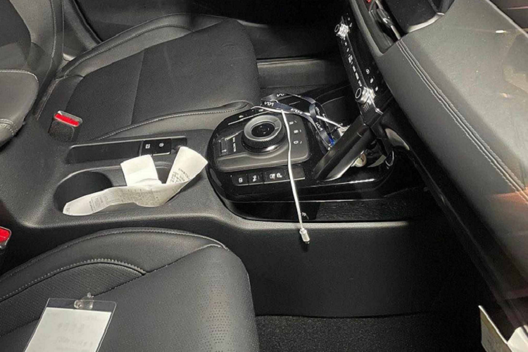 Cần số kiểu tay gạt của Seltos hiện tại đã được thay đổi sang cần số dạng núm xoay thời thượng hơn. Ngoài ra, Kia Seltos 2023 còn có thêm đèn trang trí nội thất mới. Trong khi cụm điều khiển điều hoà và bảng táp-lô điều khiển trung tâm được thay đổi hoàn toàn.