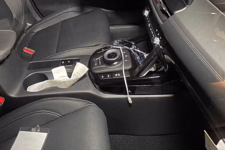 Cần số kiểu tay gạt của Seltos hiện tại đã được thay đổi sang cần số dạng núm xoay thời thượng hơn. Ngoài ra, Kia Seltos 2023 còn có thêm đèn trang trí nội thất mới. Trong khi cụm điều khiển điều hoà và bảng táp-lô điều khiển trung tâm được thay đổi hoàn toàn.