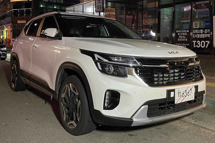 Ở phiên bản nâng cấp facelift mới, Kia Seltos 2023 thế hệ mới được nâng cấp nhẹ nhàng về thiết kế nội ngoại thất. Mẫu CUV của Hàn được thay đổi về ngoại thất với phần đầu xe sử dụng cụm đèn pha LED mới, tích hợp cụm đèn LED định vị mới sắc sảo và hấp dẫn hơn. Từ phía sau, Kia Seltos 2023 được thiết kế lại cụm đèn hậu full-LED theo kiểu trải dài hiện đại, theo xu hướng hiện nay.