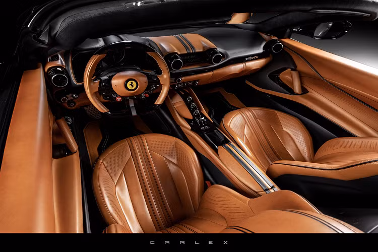 Để làm cho khoang cabin hài hòa với ngoại thất, hãng độ đã dán một vài decal tùy chọn cho thân xe màu xám. Màu caramel của nội thất kết hợp cùng điểm nhấn màu đen từ da của trâu rừng và tương phản với màu xám nhã nhặn của ngoại thất làm cho chiếc 812 GTS như một tác phẩm nghệ thuật.