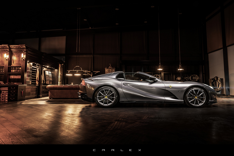 Để làm cho khoang cabin hài hòa với ngoại thất, hãng độ đã dán một vài decal tùy chọn cho thân xe màu xám. Màu caramel của nội thất kết hợp cùng điểm nhấn màu đen từ da của trâu rừng và tương phản với màu xám nhã nhặn của ngoại thất làm cho chiếc 812 GTS như một tác phẩm nghệ thuật.