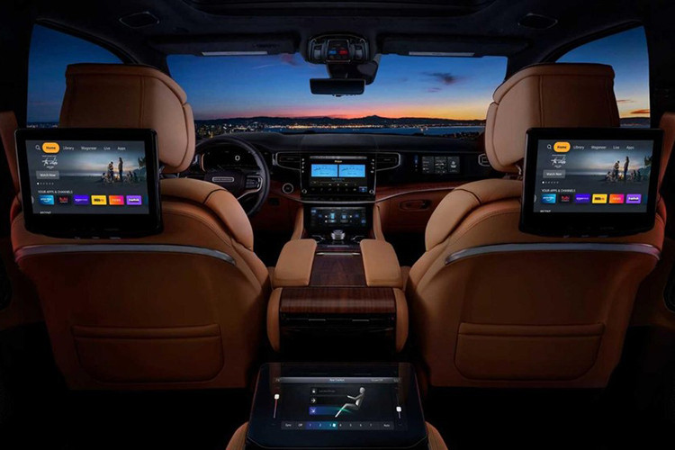 Khi mua Jeep Wagoneer L và Grand Wagoneer L 2023, khách hàng có thể chọn phiên bản 7 chỗ hoặc 8 chỗ. Tùy thuộc vào nhu cầu của khách hàng, xe sẽ được trang bị hàng ghế giữa dạng băng ghế hoặc 2 ghế thương gia. Trong khi đó, ở hàng ghế cuối có 2 ngăn đựng đồ với thể tích 1,8 lít.