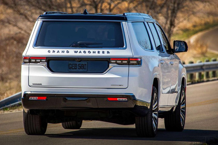 Jeep Wagoneer L 2023 sẽ được trang bị hệ thống treo với lò xo trụ tiêu chuẩn. Hệ thống treo khí nén Quadra-Lift được trang bị tùy chọn cho Jeep Wagoneer L và tiêu chuẩn ở Grand Wagoneer L. Hệ thống treo khí nén này có thể thay đổi chiều cao gầm theo 5 chế độ khác nhau, bao gồm chế độ giúp nâng gầm 51 mm. Khi người lái chọn chế độ này, xe sẽ có chiều cao gầm 254 mm.