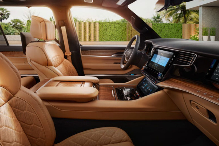 Đặc biệt, hai mẫu SUV mới của Jeep còn có phiên bản Wagoneer Carbide với thiết kế phong cách hơn. Phiên bản này được cung cấp những chi tiết ngoại thất màu đen bóng như lưới tản nhiệt, ốp gương ngoại thất, vành la-zăng, baga nóc và vỏ đèn pha. Trong khi đó, nội thất của Wagoneer Carbide có ghế bọc da màu đen với chỉ khâu màu khói. Trần xe màu đen và cửa sổ trời toàn cảnh 3 mảnh...