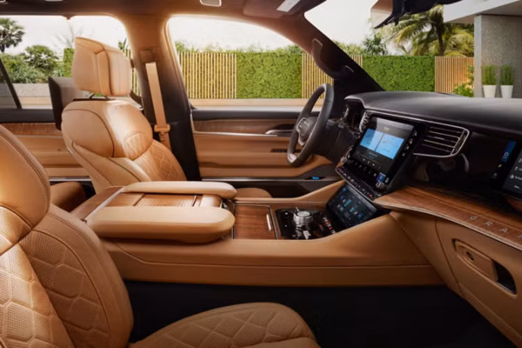 Đặc biệt, hai mẫu SUV mới của Jeep còn có phiên bản Wagoneer Carbide với thiết kế phong cách hơn. Phiên bản này được cung cấp những chi tiết ngoại thất màu đen bóng như lưới tản nhiệt, ốp gương ngoại thất, vành la-zăng, baga nóc và vỏ đèn pha. Trong khi đó, nội thất của Wagoneer Carbide có ghế bọc da màu đen với chỉ khâu màu khói. Trần xe màu đen và cửa sổ trời toàn cảnh 3 mảnh...