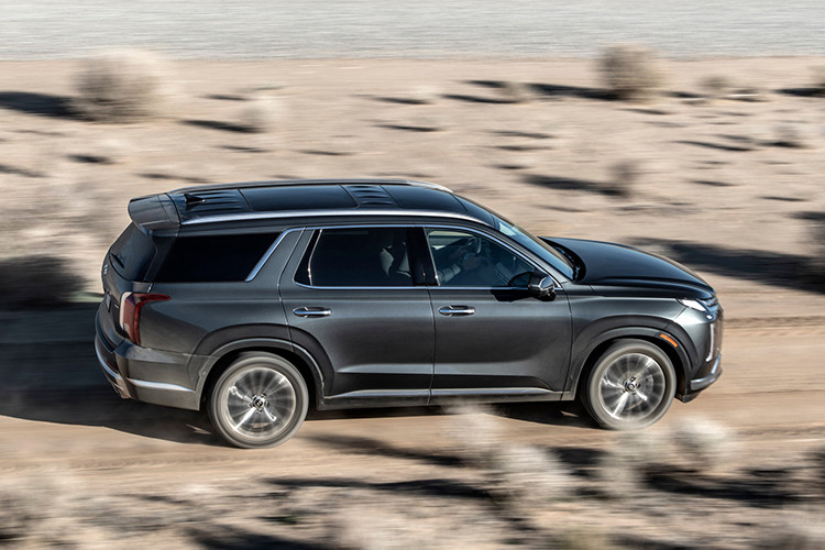 Tuy nhiên, thiết kế nội - ngoại thất của Hyundai Palisade 2023 hoàn toàn khác biệt so với Kia Telluride mới. Đúng như hình ảnh rò rỉ, Palisade 2023 được áp dụng ngôn ngữ thiết kế mới nhất của thương hiệu Hyundai, thể hiện rõ qua đầu xe.