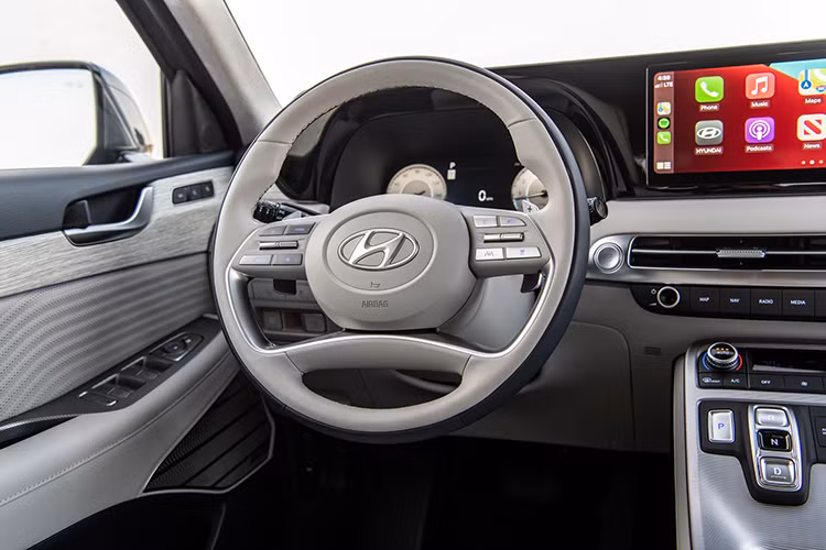 Không chỉ tiện nghi và thực dụng, Hyundai Palisade 2023 còn an toàn với hệ thống tránh va chạm phía trước nâng cấp và hỗ trợ lái xe trên cao tốc. Bên cạnh đó là tính năng Remote Smart Parking Assist mới, giúp người lái đỗ xe hoặc đưa xe ra khỏi chỗ đỗ từ xa. Số lượng túi khí của mẫu SUV cỡ lớn này cũng được tăng từ 7 lên 9, bao gồm cả túi khí rèm dành cho hàng ghế thứ ba.