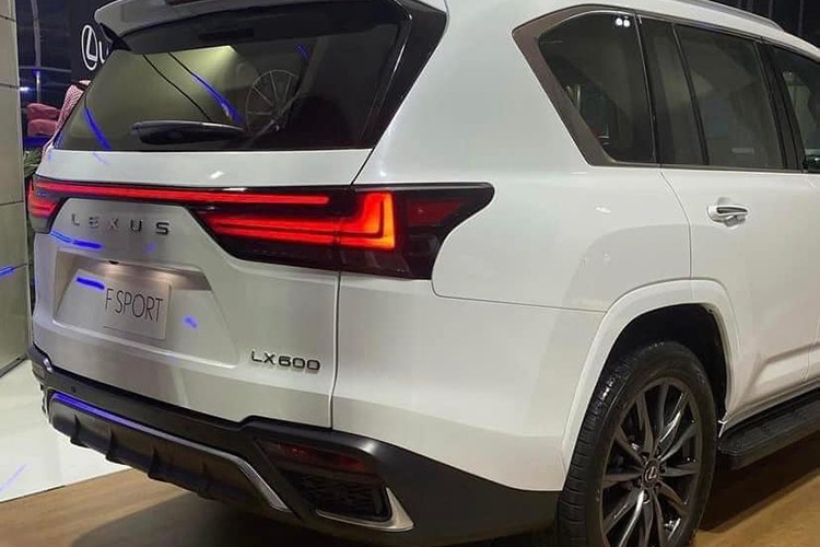 Ở phía sau, Lexus LX600 2022 được trang bị cụm đèn hậu LED có kiểu dáng mới liền mạch theo xu hướng hiện đại của ngành ôtô. Logo Lexus quen thuộc đã được thay thế bằng tên thương hiệu tạo cái nhìn mới mẻ. Bước vào trong cabin, Lexus LX600 2022 sẽ khiến các “chủ tịch” mê mẩn với không gian nội thất hiện đại chẳng kém cạnh các đối thủ Đức.