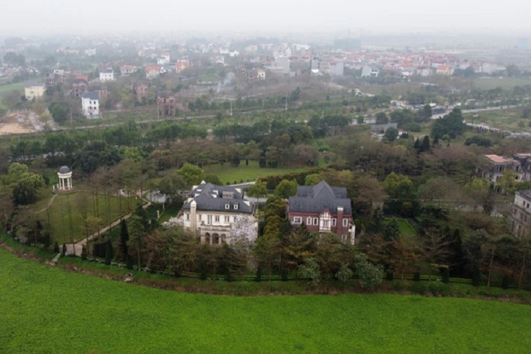 Hiện tại, việc triển khai dự án này vẫn còn gặp khó khăn trong việc giải phóng mặt bằng phần mở rộng và các vấn đề pháp lý liên quan chủ trương đầu tư. Ngoài thực trạng lãng phí đất đai, việc chậm triển khai của dự án Thung lũng Hoa Hồng đang gây ảnh hưởng tới việc kết nối hạ tầng đồng bộ khu vực.