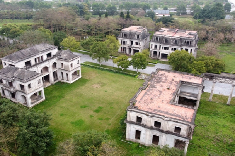 Tuy nhiên, đến nay, dù thị trường bất động sản Mê Linh đã có nhiều khởi sắc, dự án Thung lũng Hoa Hồng vẫn "đắp chiếu" cùng những biệt thự bỏ hoang.