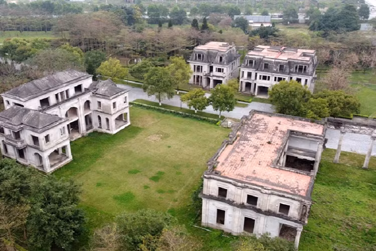 Tuy nhiên, đến nay, dù thị trường bất động sản Mê Linh đã có nhiều khởi sắc, dự án Thung lũng Hoa Hồng vẫn "đắp chiếu" cùng những biệt thự bỏ hoang.