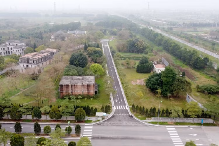 Từ năm 2009 đến 2011, dự án đã bắt đầu xây dựng hạ tầng và một số nhà mẫu.