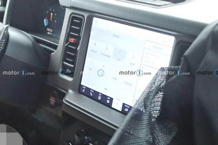 Chưa hết, bên trong Ford Bronco Raptor 2022 còn có những điểm nhấn màu đỏ như trên cửa gió điều hòa, núm xoay chọn chế độ lái hay chỉ khâu ở vô lăng và cần số để trông thể thao hơn. Bên ngoài, Ford Bronco Raptor 2022 cũng có một số chi tiết khác biệt với bản thường.