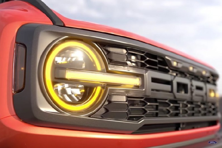 Bên sườn xe, Ford Bronco Raptor 2022 đi kèm chắn bùn rộng hơn và chiều cao gầm tăng lên. Theo tin đồn, Ford Bronco Raptor 2022 sẽ chỉ có kiểu dáng 4 cửa và đi kèm màu sơn cam Code Orange dành riêng cho xe.