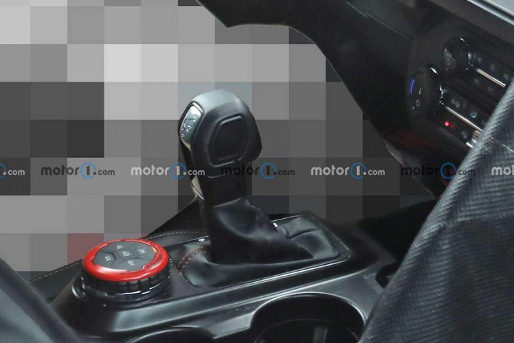 Qua hình ảnh do hãng Ford tung ra hồi tháng 9 năm ngoái, mẫu SUV hiệu suất cao này sẽ được trang bị lưới tản nhiệt mới với dòng chữ "Ford" cỡ lớn ở giữa, thay cho chữ "Bronco" của bản thường.