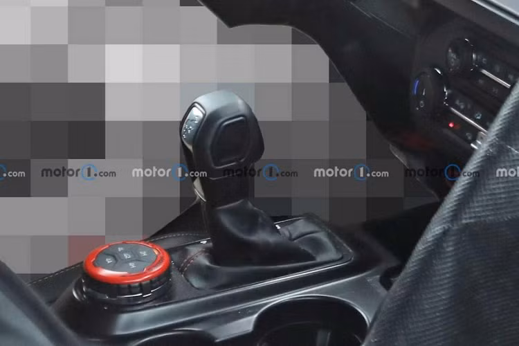 Qua hình ảnh do hãng Ford tung ra hồi tháng 9 năm ngoái, mẫu SUV hiệu suất cao này sẽ được trang bị lưới tản nhiệt mới với dòng chữ "Ford" cỡ lớn ở giữa, thay cho chữ "Bronco" của bản thường.