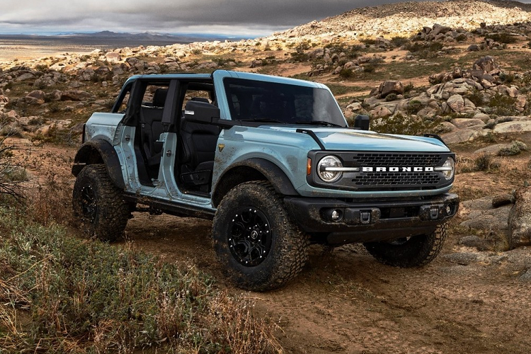 Theo tin đồn, Ford Bronco Raptor 2022 sẽ có 2 loại động cơ. Đầu tiên là động cơ xăng V6, tăng áp kép, dung tích 3.0L dùng chung với Ford Explorer ST. Động cơ này tạo ra công suất tối đa 400 mã lực. Thứ hai là động cơ xăng V6, tăng áp kép, dung tích 3.5L, sản sinh công suất tối đa 450 mã lực.