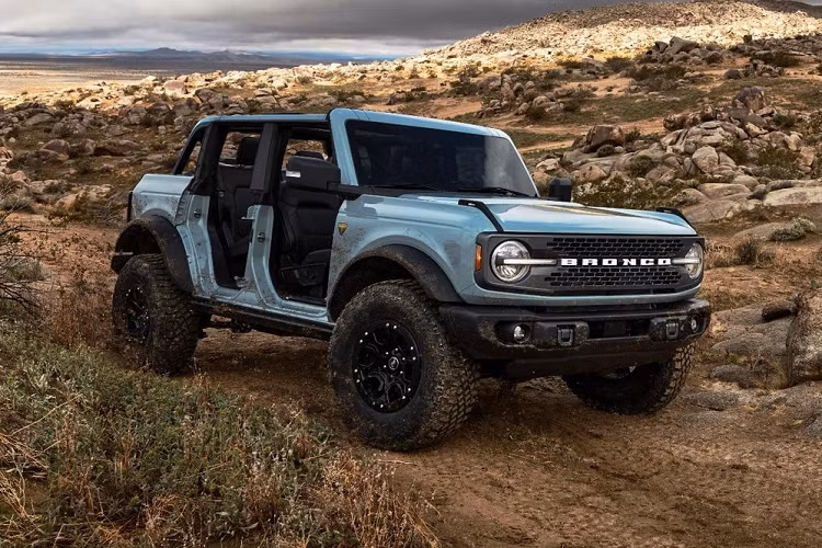 Theo tin đồn, Ford Bronco Raptor 2022 sẽ có 2 loại động cơ. Đầu tiên là động cơ xăng V6, tăng áp kép, dung tích 3.0L dùng chung với Ford Explorer ST. Động cơ này tạo ra công suất tối đa 400 mã lực. Thứ hai là động cơ xăng V6, tăng áp kép, dung tích 3.5L, sản sinh công suất tối đa 450 mã lực.