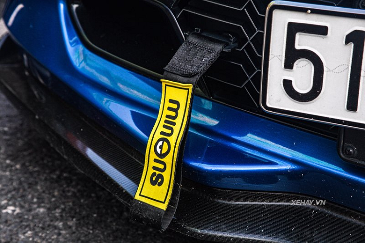 Khác với Corvette C7, biểu tượng cá đuối ở thân xe của Z06 đã được gỡ bỏ thay vào đó là sự xuất hiện của một khe thoát gió và logo Z06 ấn tượng. Nắp ca-pô của xe sở hữu nhiều khe hút gió mạnh mẽ. Xe được trang bị hệ thống ống xả 4 pô mạ crôm đặt ở chính giữa đuôi.