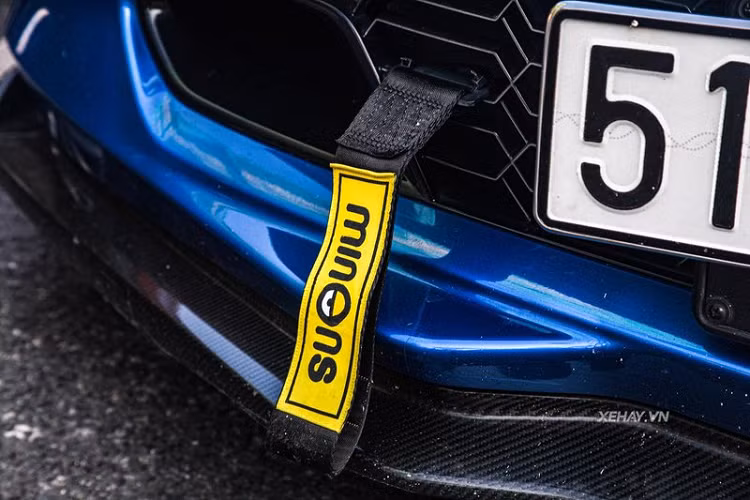 Khác với Corvette C7, biểu tượng cá đuối ở thân xe của Z06 đã được gỡ bỏ thay vào đó là sự xuất hiện của một khe thoát gió và logo Z06 ấn tượng. Nắp ca-pô của xe sở hữu nhiều khe hút gió mạnh mẽ. Xe được trang bị hệ thống ống xả 4 pô mạ crôm đặt ở chính giữa đuôi.