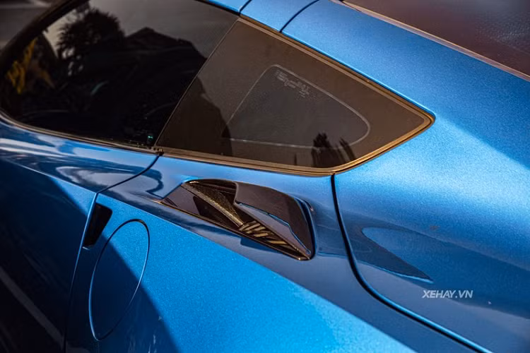 Chevrolet Corvette Z06 C7 dùng động cơ LT4 siêu nạp V8 6.2L sản sinh công suất 650 mã lực và mô-men xoắn cực đại 880Nm, kết hợp hộp số sàn 7 cấp hoặc số tự động 8 cấp cho phép xe tăng tốc từ 0 - 100 km/h chỉ trong 3,2 hoặc 3 giây.