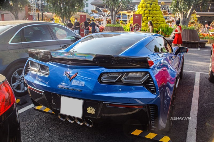 Chiếc Corvette Z06 thế hệ C7 này có nhiều chi tiết đã được chủ nhân bọc sợi carbon ở ngoại thất như hốc hút gió, trên nắp ca-pô, hai bên thân xe, cánh gió sau và cản sau...