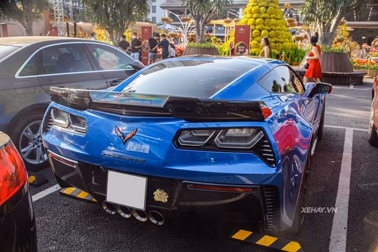 Chiếc Corvette Z06 thế hệ C7 này có nhiều chi tiết đã được chủ nhân bọc sợi carbon ở ngoại thất như hốc hút gió, trên nắp ca-pô, hai bên thân xe, cánh gió sau và cản sau...