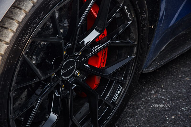 Đáng chú ý, chiếc Corvette Z06 này đã được trang bị gói tùy chọn Aerodynamic Package, càng khiến cho diện mạo xe trông cá tính và mạnh mẽ hơn nữa.