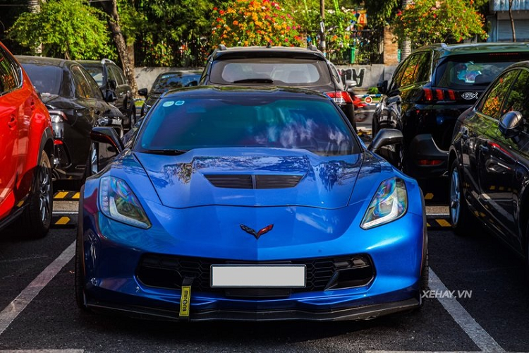 Tại Mỹ, giá xe Chevrolet Corvette Z06 khởi điểm từ 80.395 USD - một cái giá tương đối hợp lý khi xét tới hiệu năng vận hành mà chiếc xe đem lại. Sau khi nộp đầy đủ các loại thuế, ước tính chủ của chiếc Corvette Z06 tại Việt Nam này sẽ phải bỏ ra tới hơn 6 tỷ đồng mới có thể đưa nó "dạo phố" một cách hợp lệ.
