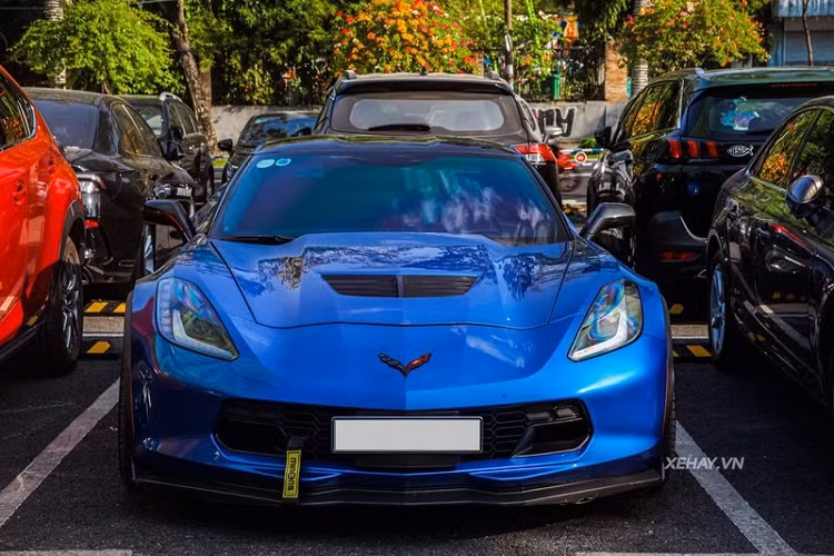 Tại Mỹ, giá xe Chevrolet Corvette Z06 khởi điểm từ 80.395 USD - một cái giá tương đối hợp lý khi xét tới hiệu năng vận hành mà chiếc xe đem lại. Sau khi nộp đầy đủ các loại thuế, ước tính chủ của chiếc Corvette Z06 tại Việt Nam này sẽ phải bỏ ra tới hơn 6 tỷ đồng mới có thể đưa nó "dạo phố" một cách hợp lệ.