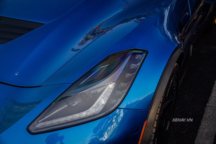 Chiếc xe thể thao Mỹ "cưỡi" trên bộ la-zăng đa chấu sơn đen, kích thước bánh trước và sau lần lượt là 19 và 20 inch, đi kèm hệ thống phanh đĩa hiệu năng cao với đĩa phanh gốm carbon và cùm phanh Brembo sơn đỏ tạo điểm nhấn.