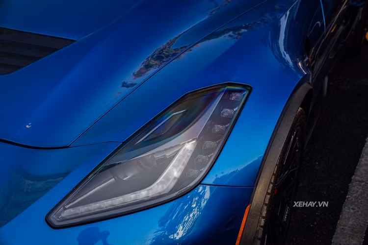 Chiếc xe thể thao Mỹ "cưỡi" trên bộ la-zăng đa chấu sơn đen, kích thước bánh trước và sau lần lượt là 19 và 20 inch, đi kèm hệ thống phanh đĩa hiệu năng cao với đĩa phanh gốm carbon và cùm phanh Brembo sơn đỏ tạo điểm nhấn.