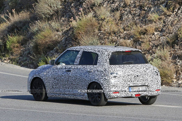 Trên đầu xe, Suzuki Swift 2024 hatchback mới được trang bị cụm đèn pha LED mới cỡ lớn hơn, tích hợp dải đèn LED định vị ban ngày. Thêm vào đó là nóc dốc về phía sau và vành la-zăng mới. Đặc biệt, tay nắm cửa sau của xe còn được chuyển từ cột C xuống cửa.