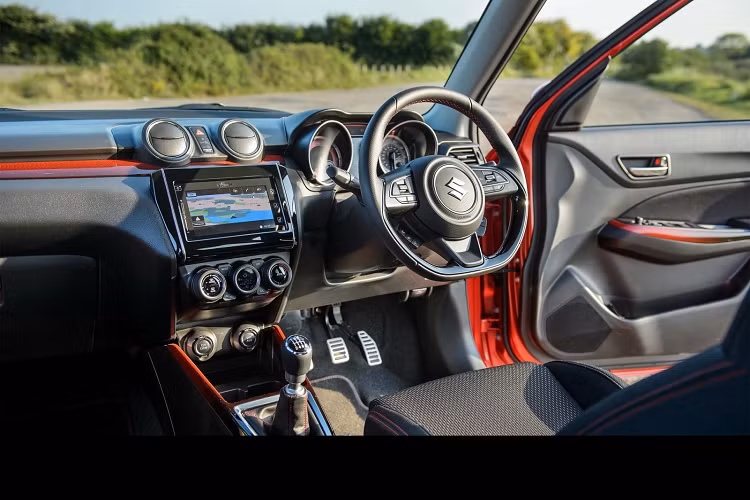 Phiên bản Sport sẽ ra mắt sau Suzuki Swift 2024 bản thường và được đồn sẽ dùng hệ truyền động mild hybrid với động cơ xăng Boosterjet 4 xi-lanh, tăng áp, dung tích 1.4L, sản sinh công suất tối đa ít nhất 130 mã lực.