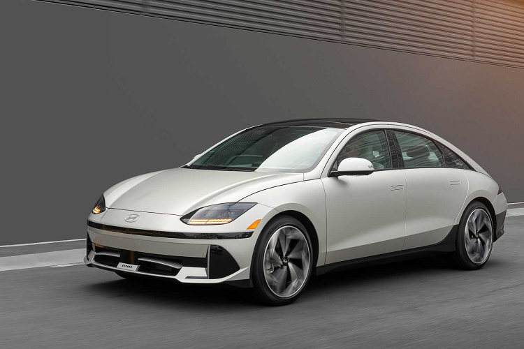 Nhà sản xuất ôtô Hàn Quốc có kế hoạch cung cấp 17 mẫu xe trên toàn thế giới vào năm 2030. Ioniq 6 sẽ gia nhập đội hình của Hyundai tại Mỹ vào mùa xuân tới. Người mua sẽ được tặng kèm hai năm sạc không giới hạn trong 30 phút từ Electrify America.