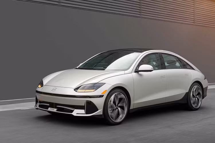 Nhà sản xuất ôtô Hàn Quốc có kế hoạch cung cấp 17 mẫu xe trên toàn thế giới vào năm 2030. Ioniq 6 sẽ gia nhập đội hình của Hyundai tại Mỹ vào mùa xuân tới. Người mua sẽ được tặng kèm hai năm sạc không giới hạn trong 30 phút từ Electrify America.